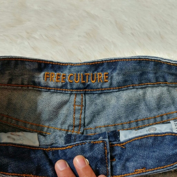 🔴 Free Culture Embroidered Cut Off Denim Shorts - Picture 7 of 8